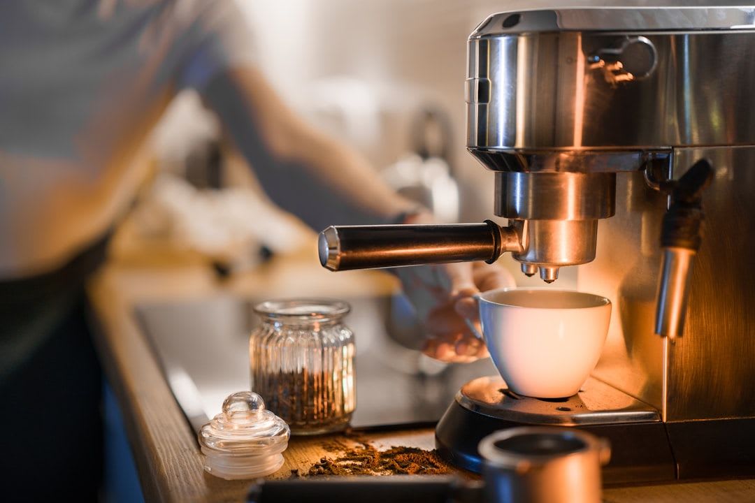 Durchgeschnittenes Heizelement einer Kaffeemaschine mit starken Kalkablagerungen, die beim DeLonghi Magnifica entkalken entfernt werden. | Foto: Jakub Żerdzicki