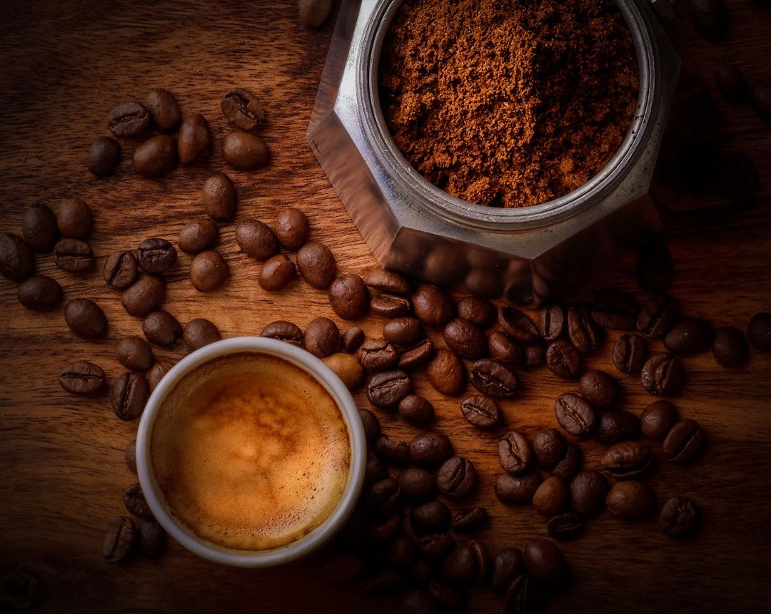 Stevia-Pulver und frische Blätter als Süßungsmittel für einen erfrischenden Eiskaffee ohne Zucker. | Foto: 🇸🇮 Janko Ferlič