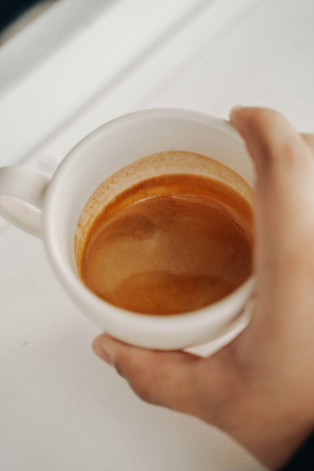 Eine Hand gibt eine natürliche Süßstoff-Alternative in einen Eiskaffee ohne Zucker, um den Kaffeegeschmack pur zu genießen. | Foto: Yitzhak Rodriguez