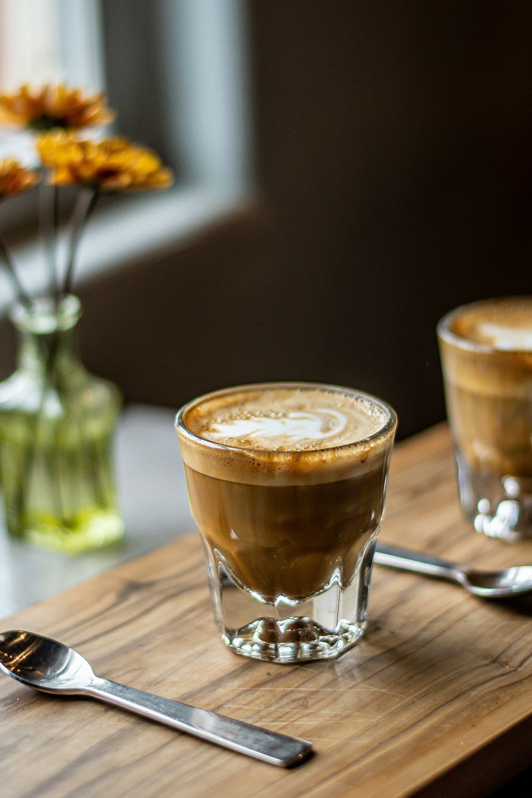 Ein veganes Eiskaffee Rezept mit Hafermilch und Eiswürfeln in einem modernen Glas, das die cremige Konsistenz zeigt. | Foto: Scott Elkins