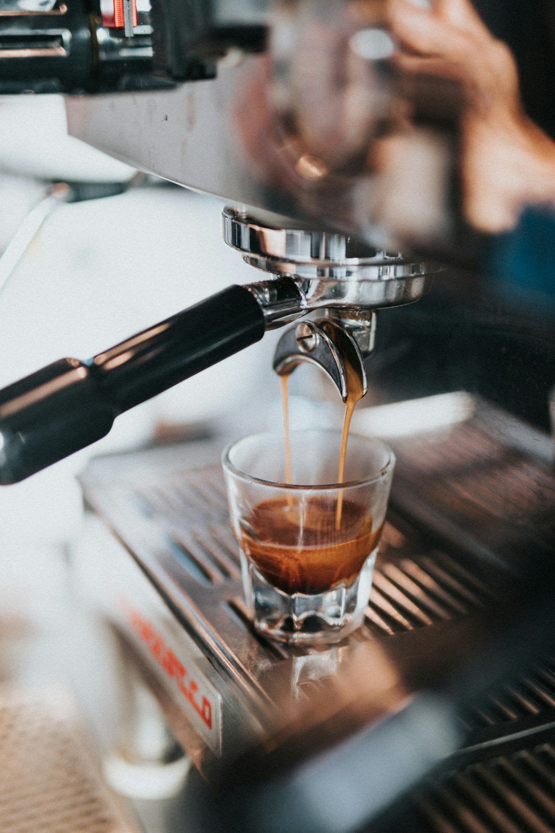Display eines Kaffeevollautomaten zeigt die Entkalken-Meldung an, ein klares Zeichen für notwendige Wartung. | Foto: Nathan Dumlao