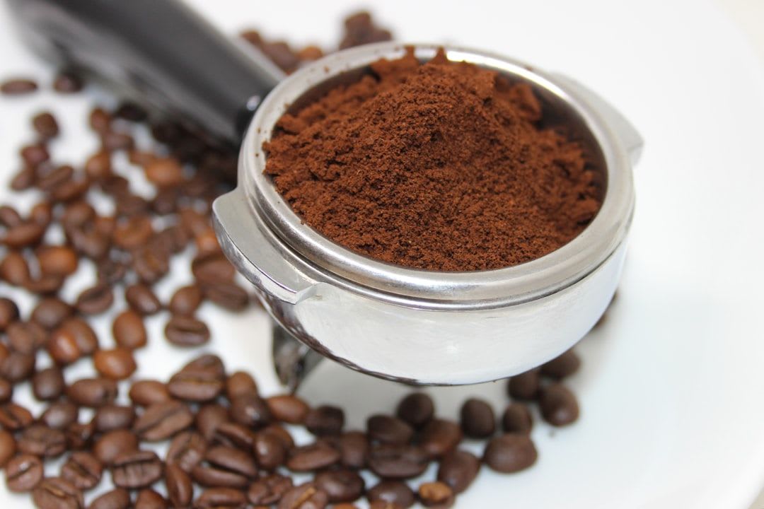 Ungleichmäßiges Kaffeemehl im Siebträger als Ursache für Channeling, das durch richtiges Tampern verhindert wird. | Foto: KATY TOMEI