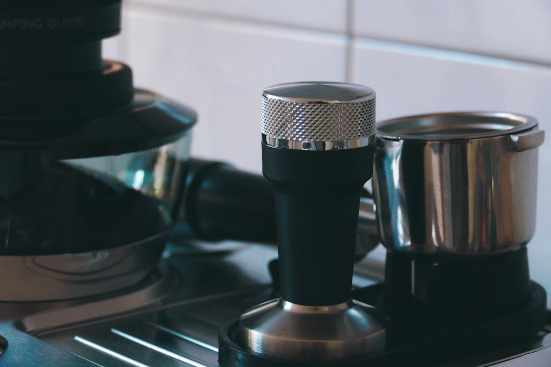 Ein Leveler und ein Tamper als Team, um Espresso richtig zu tampern und eine konsistente Extraktion zu sichern. | Foto: Vlad Kutepov