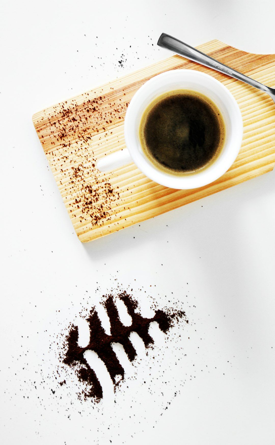 Perfekt getampertes Kaffeemehl im Siebträger; ein feinerer Mahlgrad hilft, wenn der Espresso zu sauer schmeckt. | Foto: Adrian Regeci