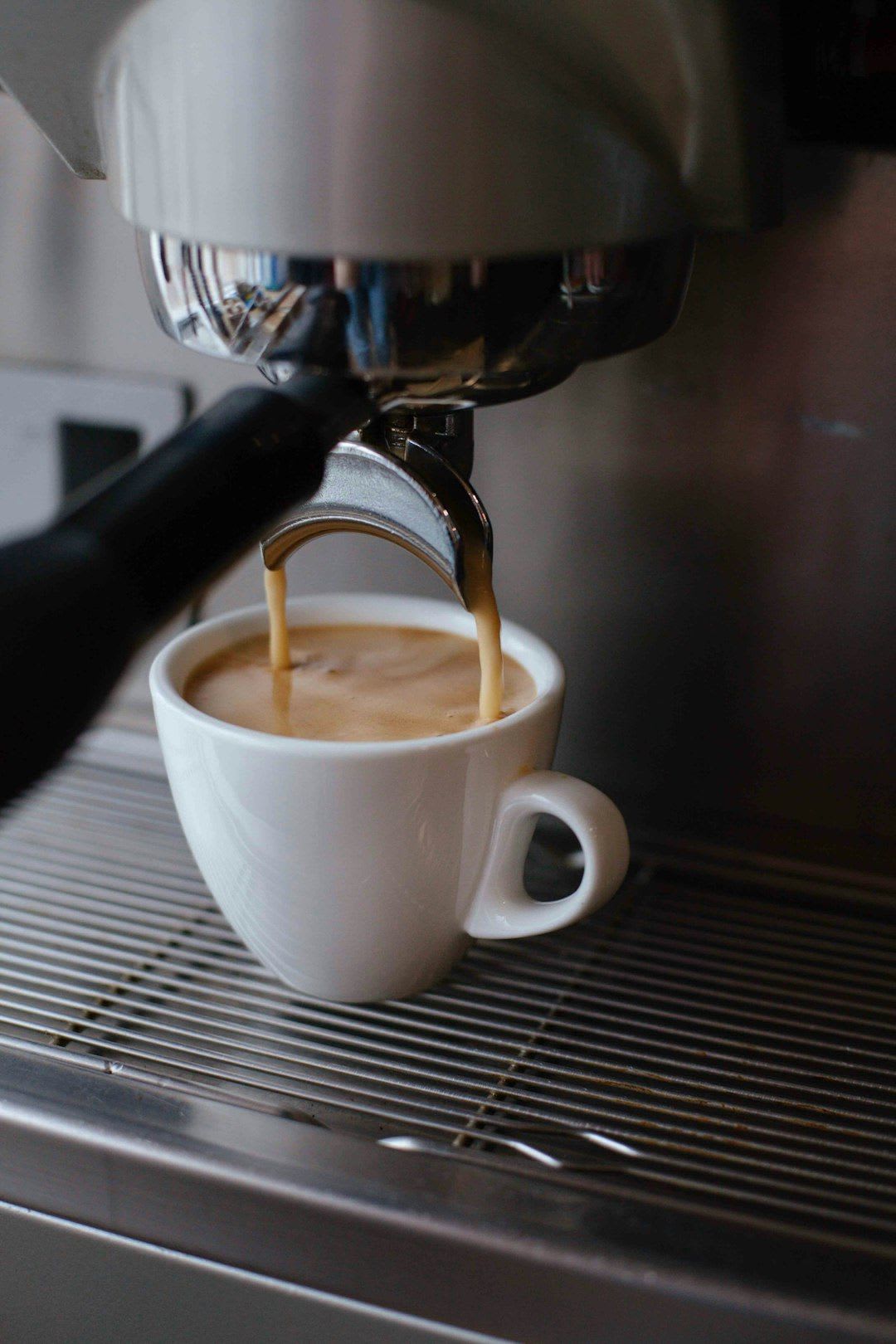 Die Dampflanze der Espressomaschine wird durchgespült, um auch dort Kalkablagerungen zu entfernen und die Maschine zu entkalken. | Foto: Victoria Shes