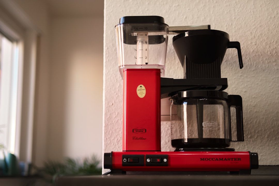 Ein Glas heller Filterkaffee neben Himbeeren, der die fruchtigen Geschmackswelten durch Kaffee-Fermentation veranschaulicht. | Foto: earlybird coffee