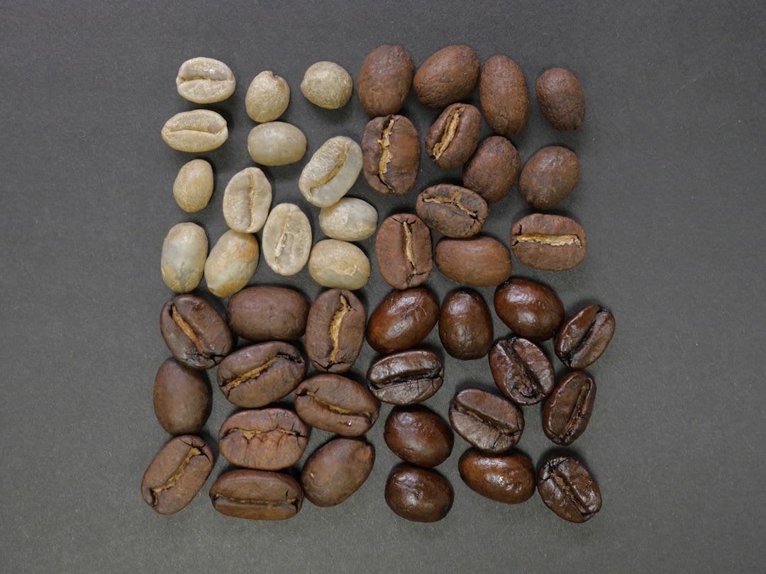 Vergleich verschiedener Röstungen für italienische Kaffeespezialitäten, von hell bis dunkel geröstet. | Foto: nousnou iwasaki