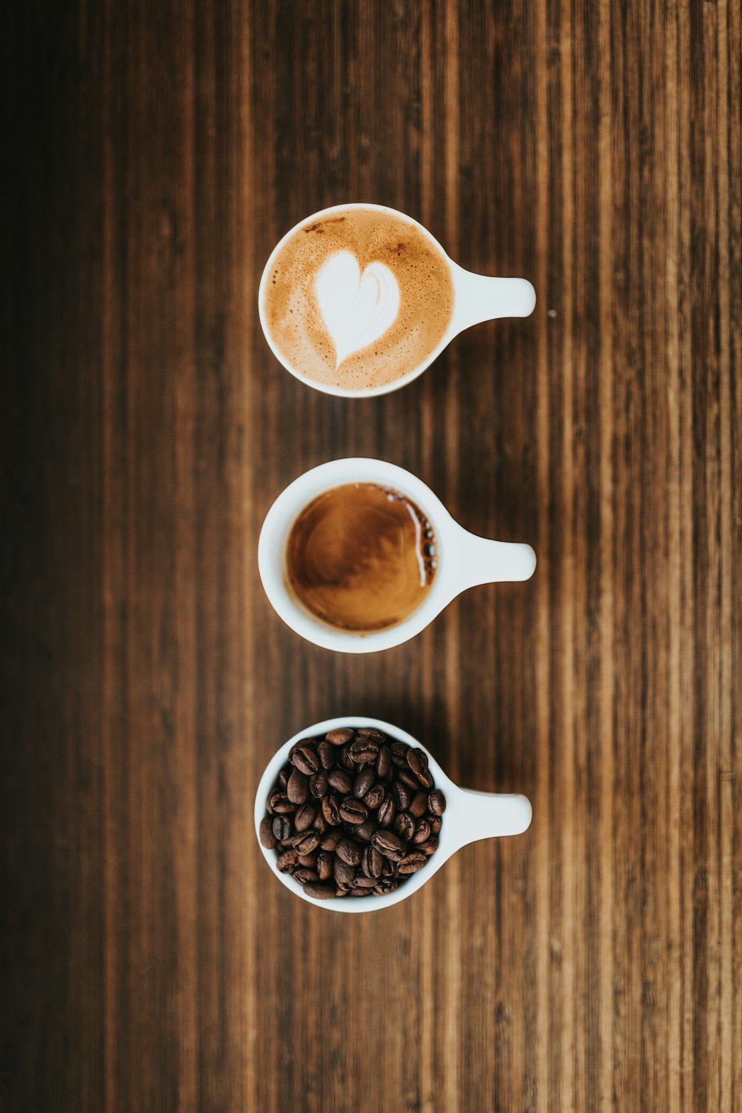 Drei verschiedene italienische Kaffeespezialitäten nebeneinander: Espresso, Cappuccino und Latte Macchiato. | Foto: Nathan Dumlao