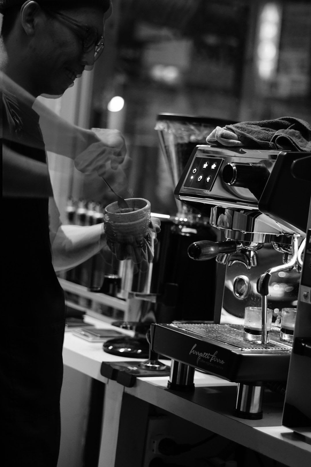 Kaffee-Aromen Rad: Barista beim professionellen Cupping, der Kaffee von einem silbernen Löffel schlürft. | Foto: a maups