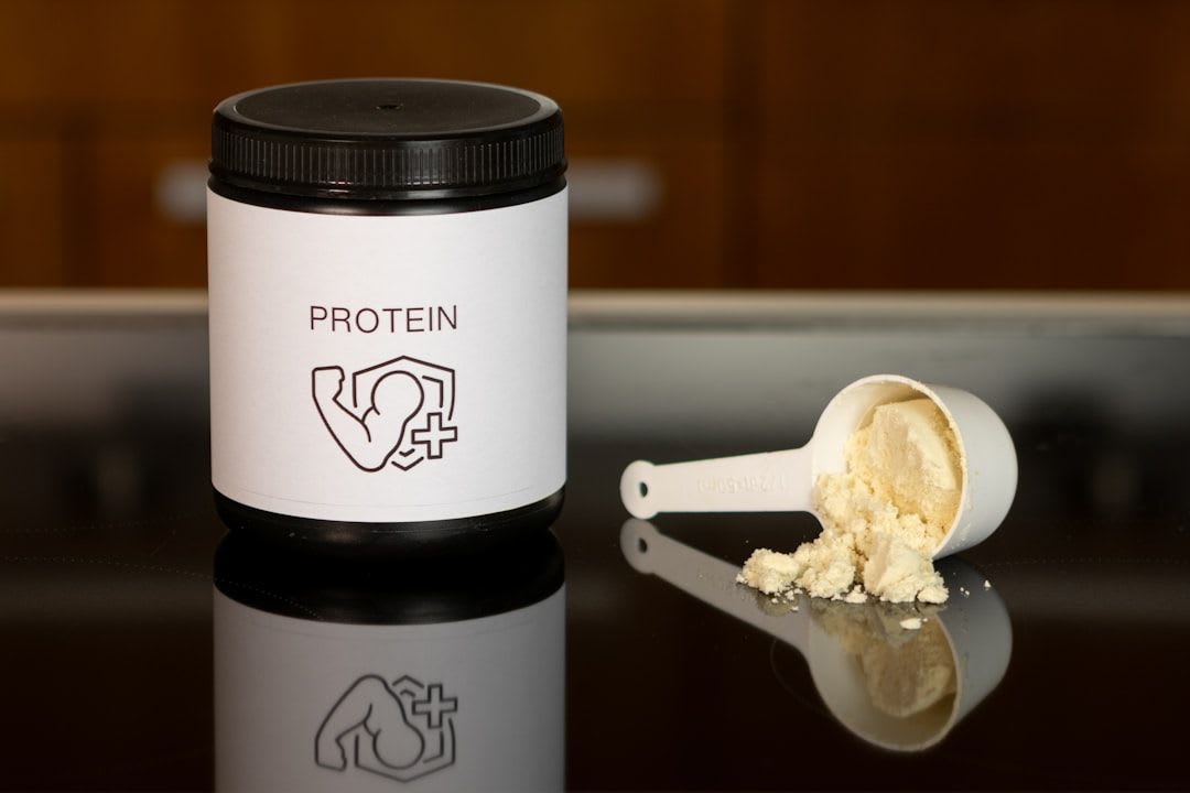 Proteinpulver in Kaffee auflösen: Mit einem Milchaufschäumer wird das Pulver klumpenfrei in Cold Brew Kaffee eingemischt. | Foto: Alex Saks