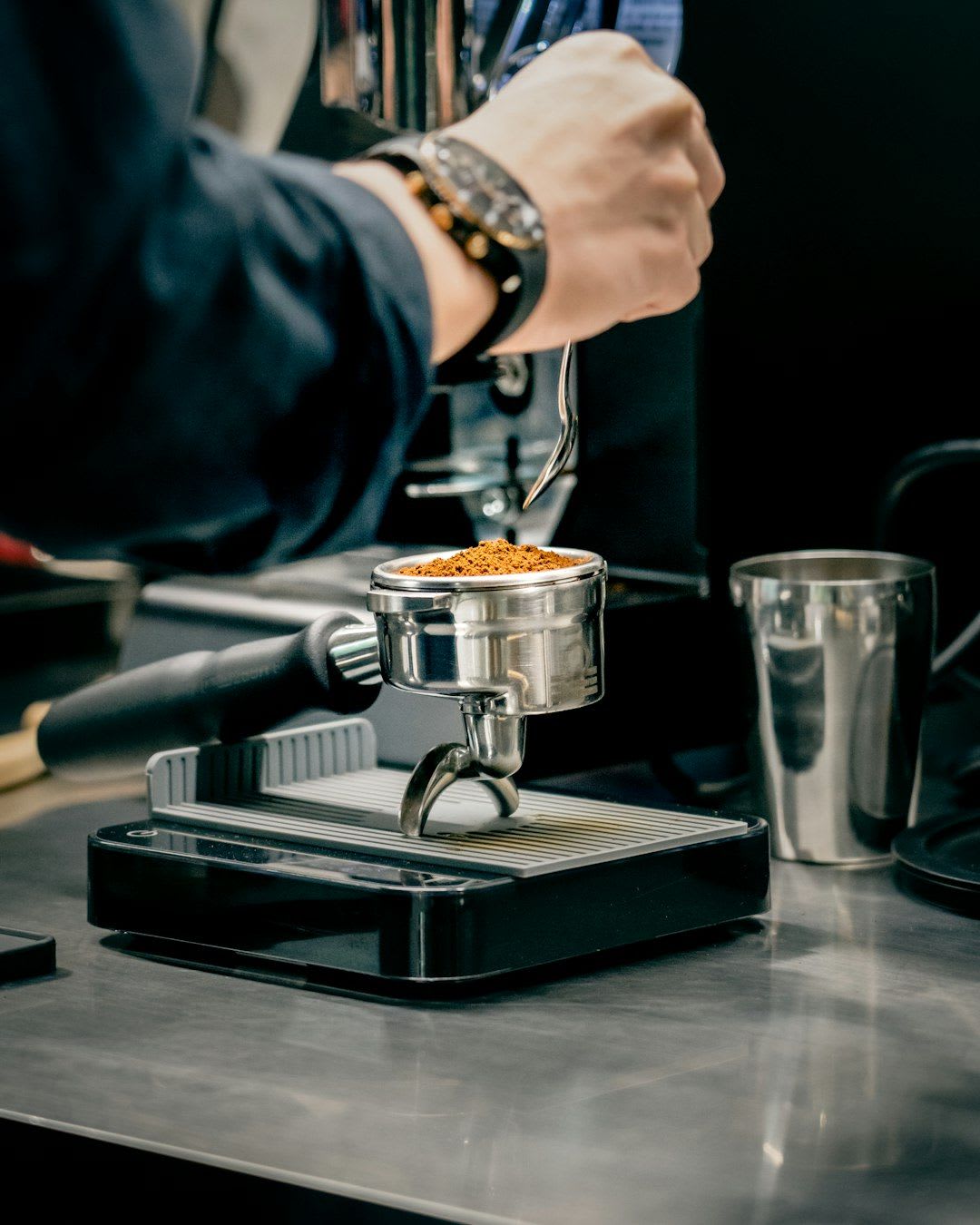 Ein hochwertiger Tamper als essentielles Siebträger-Zubehör für die gleichmäßige Verdichtung des Kaffees vor der Zubereitung. | Foto: isaac.