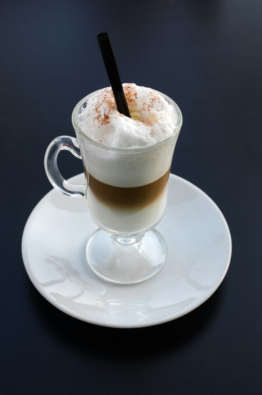 Eine kalorienarme Latte Macchiato Alternative mit Mandelmilch und Zimt statt Zucker zur Kalorienreduktion. | Foto: Milan Trninic