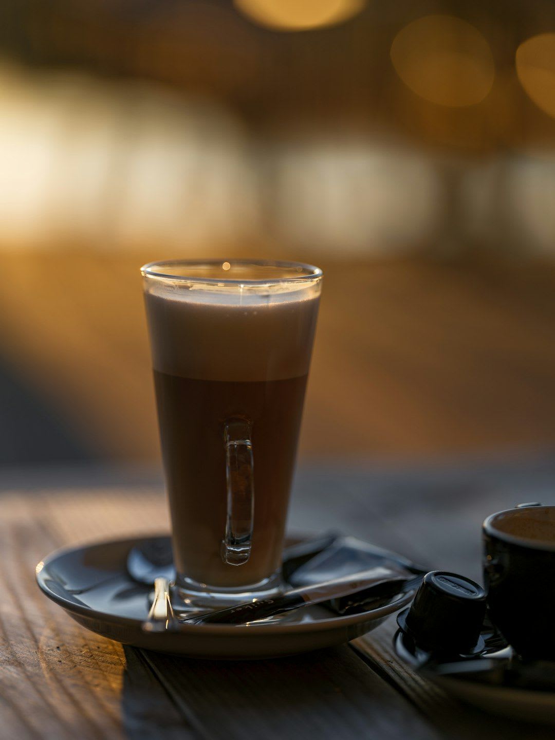 Eine kleinere Portion Latte Macchiato auf einer Küchenwaage, um die Kalorien durch die Portionsgröße zu steuern. | Foto: Haberdoedas