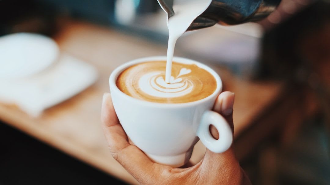 Zubereitung eines Latte Macchiato zu Hause, bei der die Milchwahl entscheidend für die Kalorien ist. | Foto: Fahmi Fakhrudin