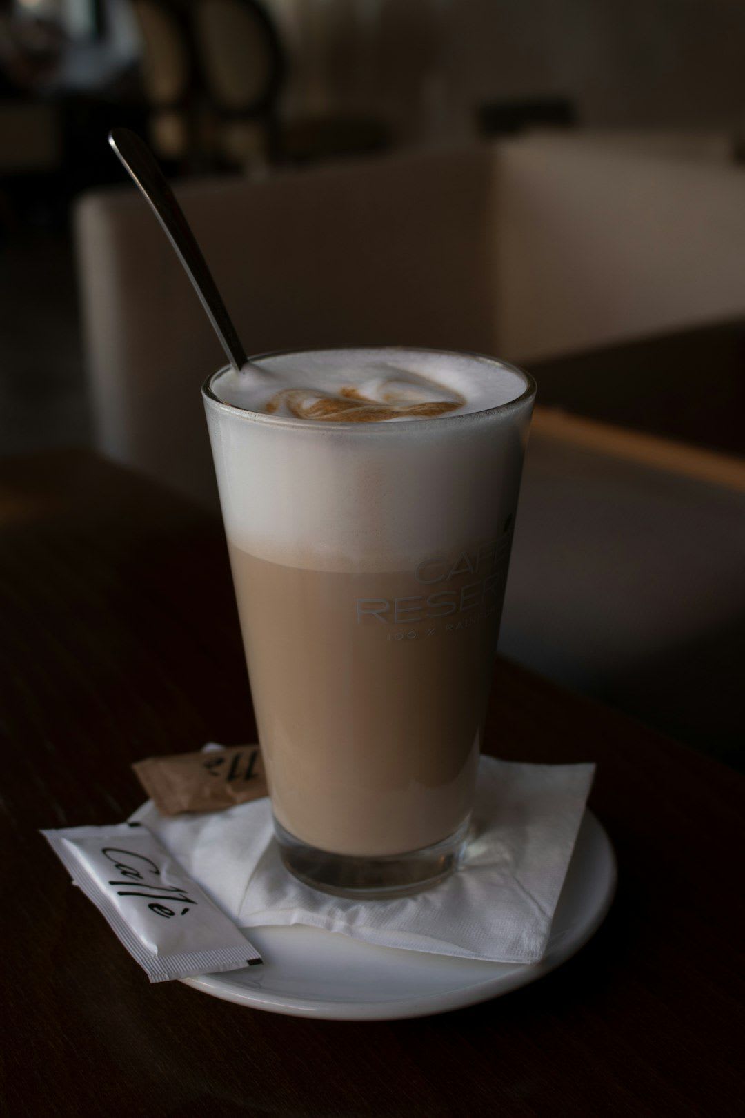 Vergleich der Kalorien: Latte Macchiato, Cappuccino und schwarzer Kaffee nebeneinander zeigen den Milchanteil. | Foto: Daniel