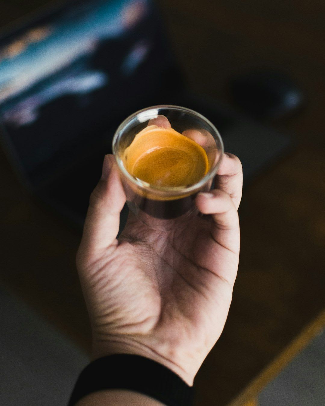 Eine Hand süßt einen Milchkaffee mit Zucker, eine der größten Kalorienfallen für das beliebte Heißgetränk. | Foto: Daniel Lopez