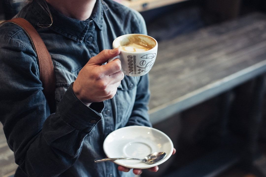 Eine Person genießt achtsam Kaffee und hört auf die individuelle Koffein Wirkung in ihrem Körper. | Foto: Jakub Kapusnak
