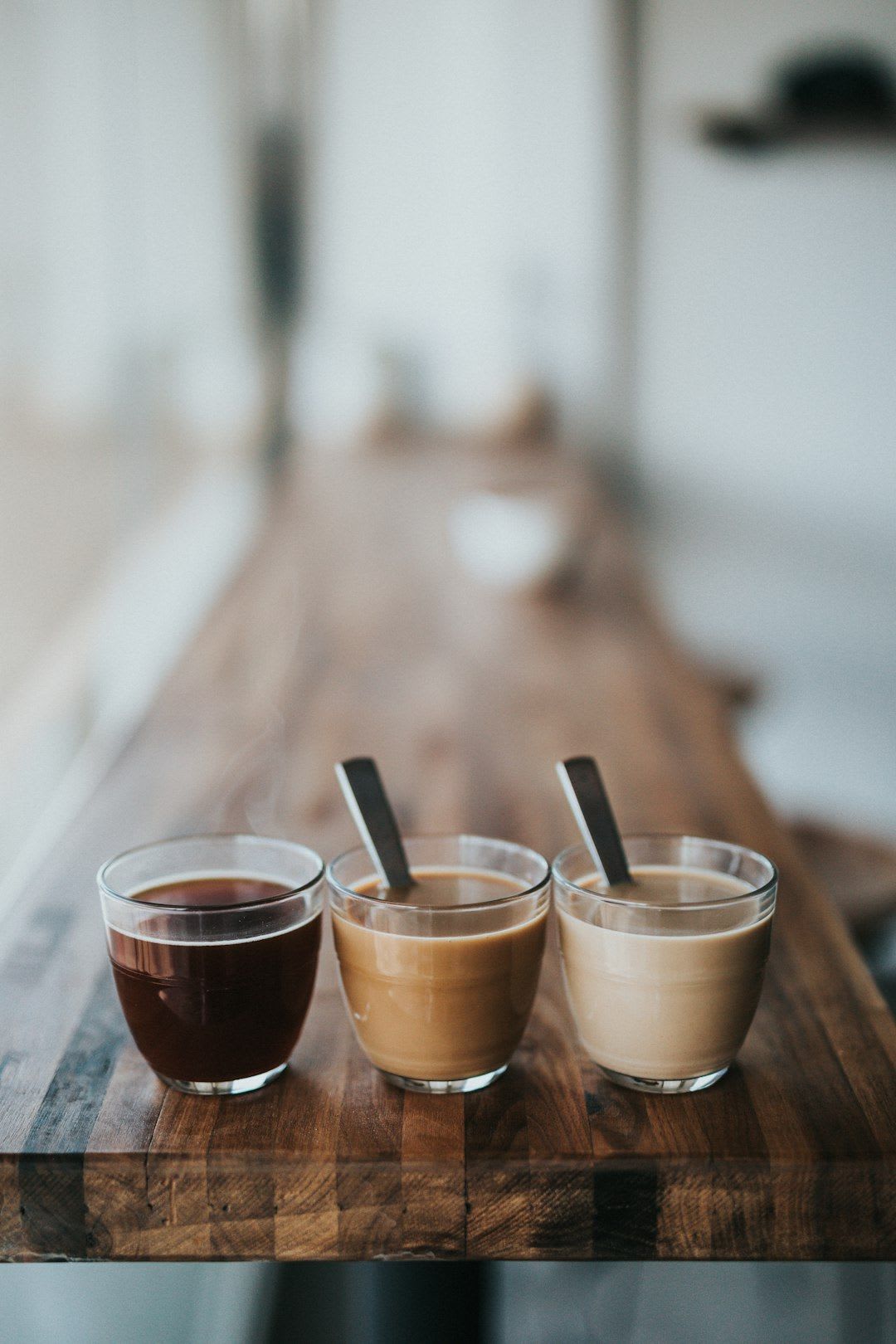 Drei Schalen mit unterschiedlichen Bohnen, die den vielfältigen Kaffeeanbau in Brasilien, Kolumbien und Vietnam vergleichen. | Foto: Nathan Dumlao