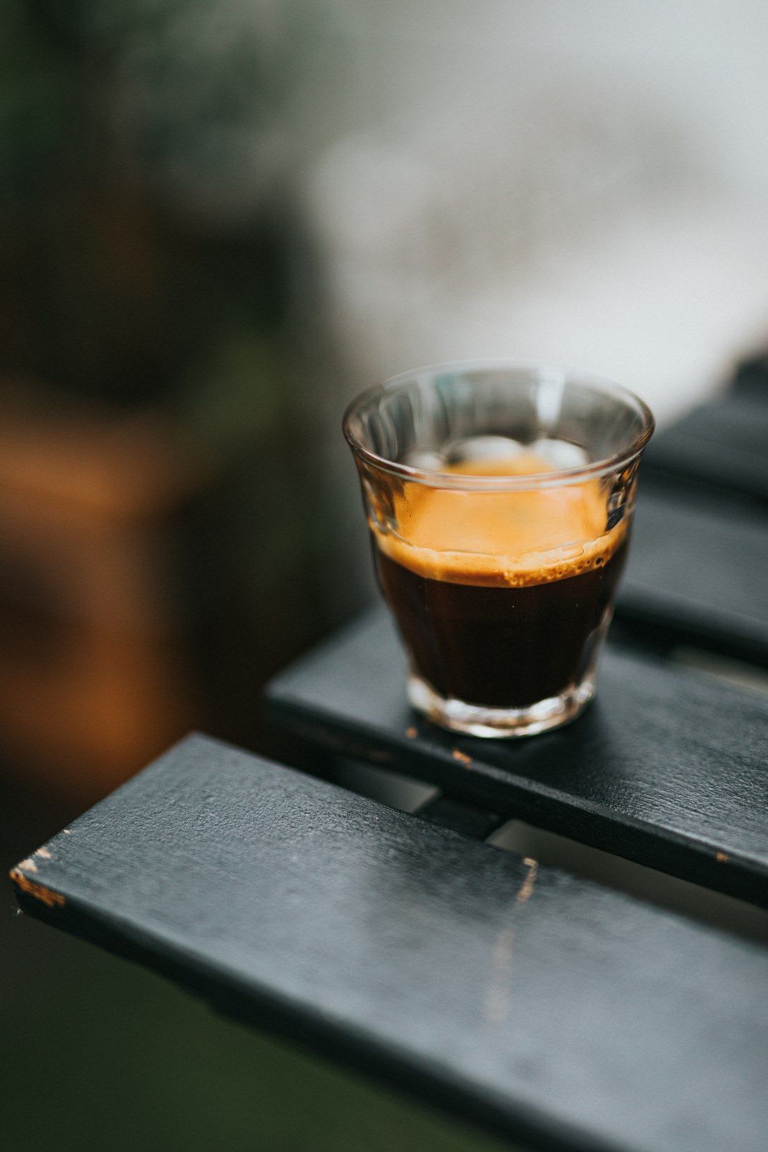 Eine mehrschichtige Tulpe, eine fortgeschrittene Technik für alle, die kreatives Latte Art lernen und üben möchten. | Foto: Nathan Dumlao