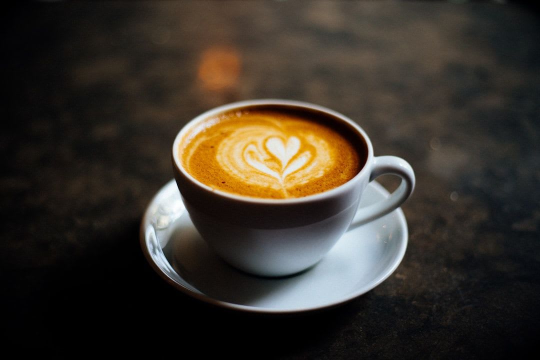 Eine Tasse Cappuccino mit perfekter Herz-Latte-Art, als Grundlage um die Kunst des Latte Art Lernens zu meistern. | Foto: Dani