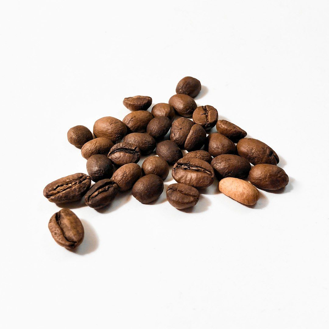 Frisch geröstete Microlot Kaffeebohnen, die die hohe Qualität und den Aufwand hinter dem einzigartigen Kaffee zeigen. | Foto: Phil Desforges