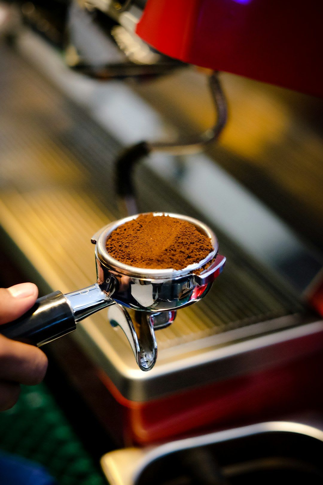 Ein Kaffeestrauch mit leuchtend roten, reifen Kaffeekirschen als Grundlage für einen außergewöhnlichen Microlot Kaffee. | Foto: Hanny Naibaho
