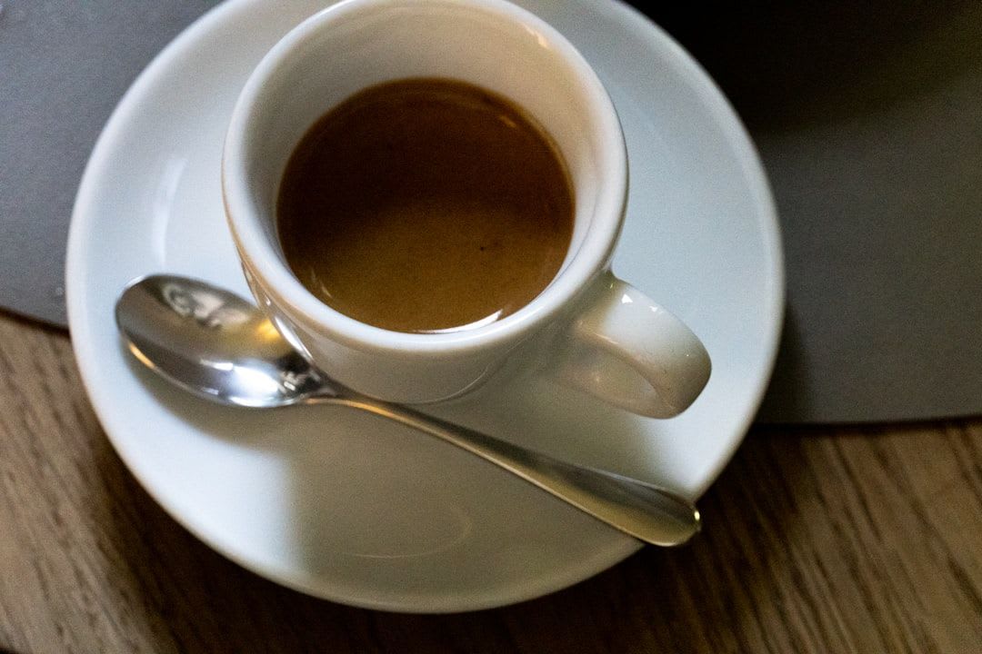 Die richtige Bohnenwahl für die Milchkaffee-Zubereitung: Arabica-Bohnen und der passende Mahlgrad für den Kaffee. | Foto: NK Lee