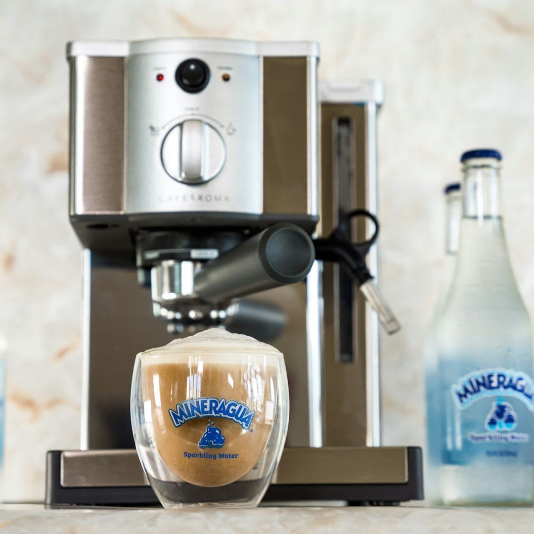 Perfekten Milchschaum für Milchkaffee zubereiten mit einer Dampflanze für eine samtige und glänzende Konsistenz. | Foto: Mineragua Sparkling Water