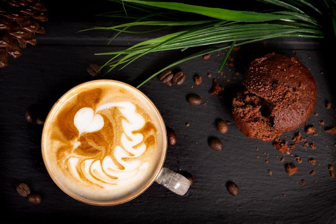 Milchkaffee-Rezepte verfeinern mit Zimt, Kakao oder Sirup für ein besonderes Geschmackserlebnis bei der Zubereitung. | Foto: Enis Yavuz