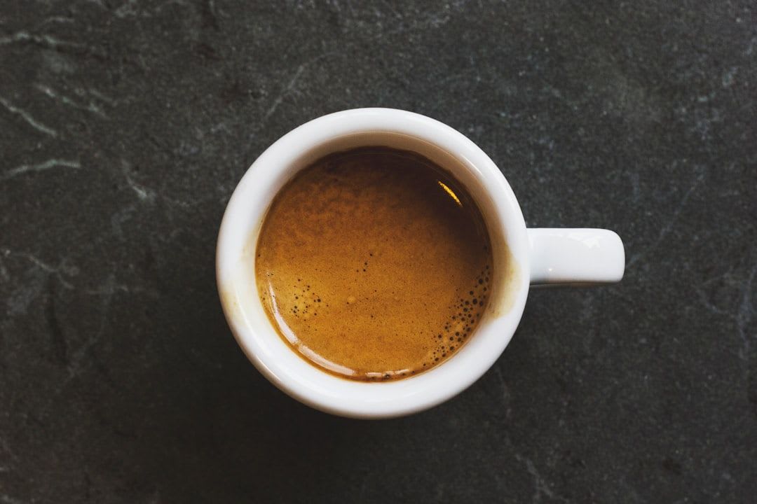 Das ideale Mischverhältnis für die Milchkaffee Zubereitung: Eine große Schale Café au Lait von oben fotografiert. | Foto: Matt Hoffman
