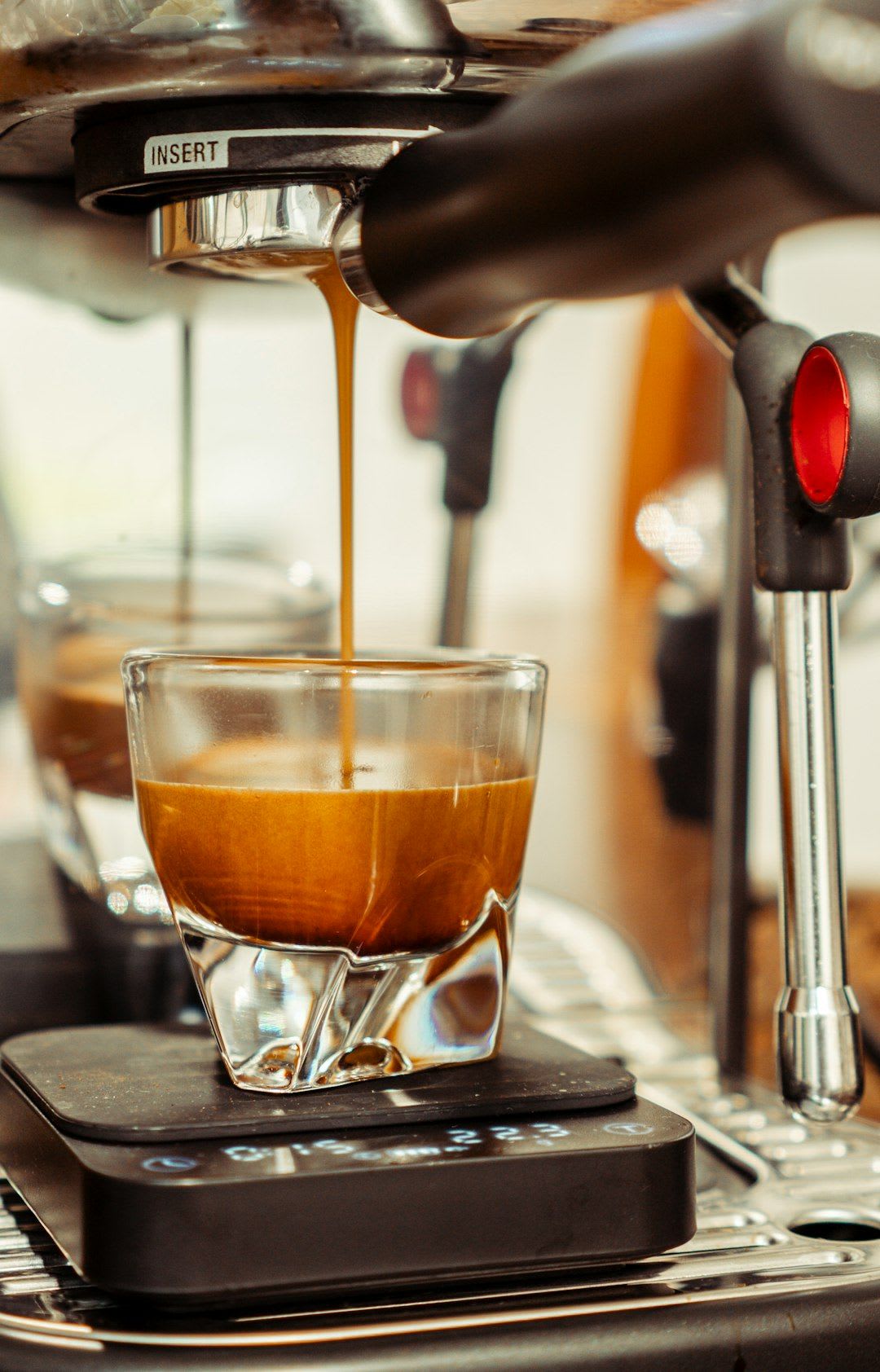 Milchschaum machen von Hand mit einer French Press in einer hellen Küche für cremigen Kaffeegenuss zu Hause. | Foto: Hogar Barista