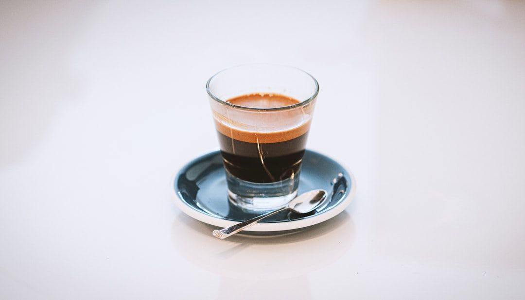 Cremiger Milchschaum wirbelt in der Thermomix-Schüssel, eine Nahaufnahme der Zubereitung für perfekten Kaffeegenuss. | Foto: Adi Goldstein
