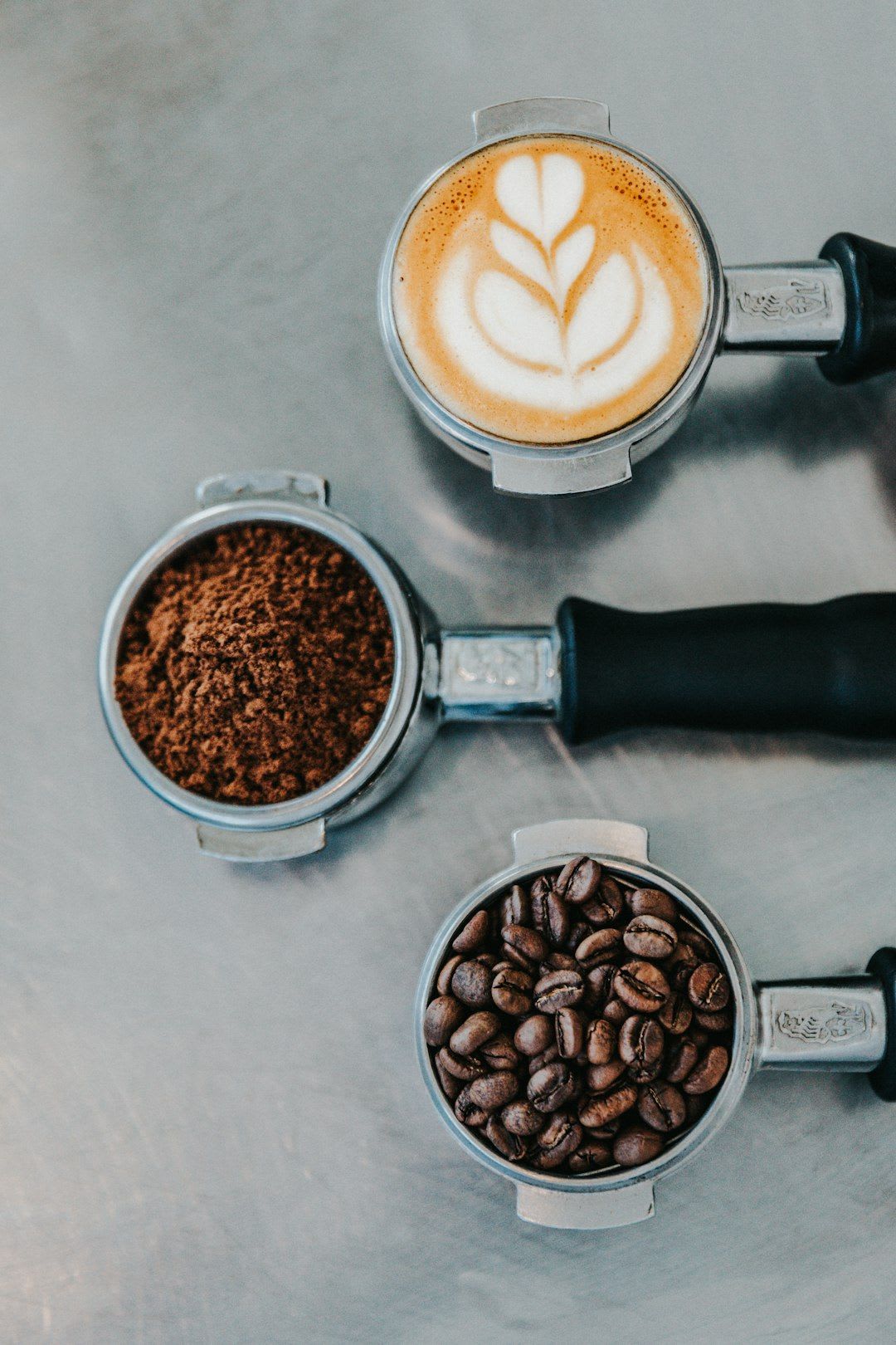 Verschiedene Kaffeegetränke mit perfektem Milchschaum aus dem Thermomix, die die cremige Konsistenz und Vielseitigkeit zeigen. | Foto: Nathan Dumlao