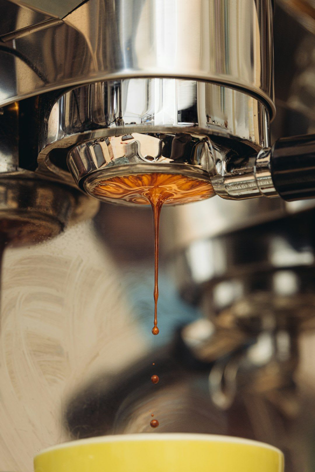 Ein Löffel hebt dichten, luftigen Milchschaum aus dem Thermomix, um die perfekte Konsistenz für Kaffee zu demonstrieren. | Foto: Mohamed Shaffaf