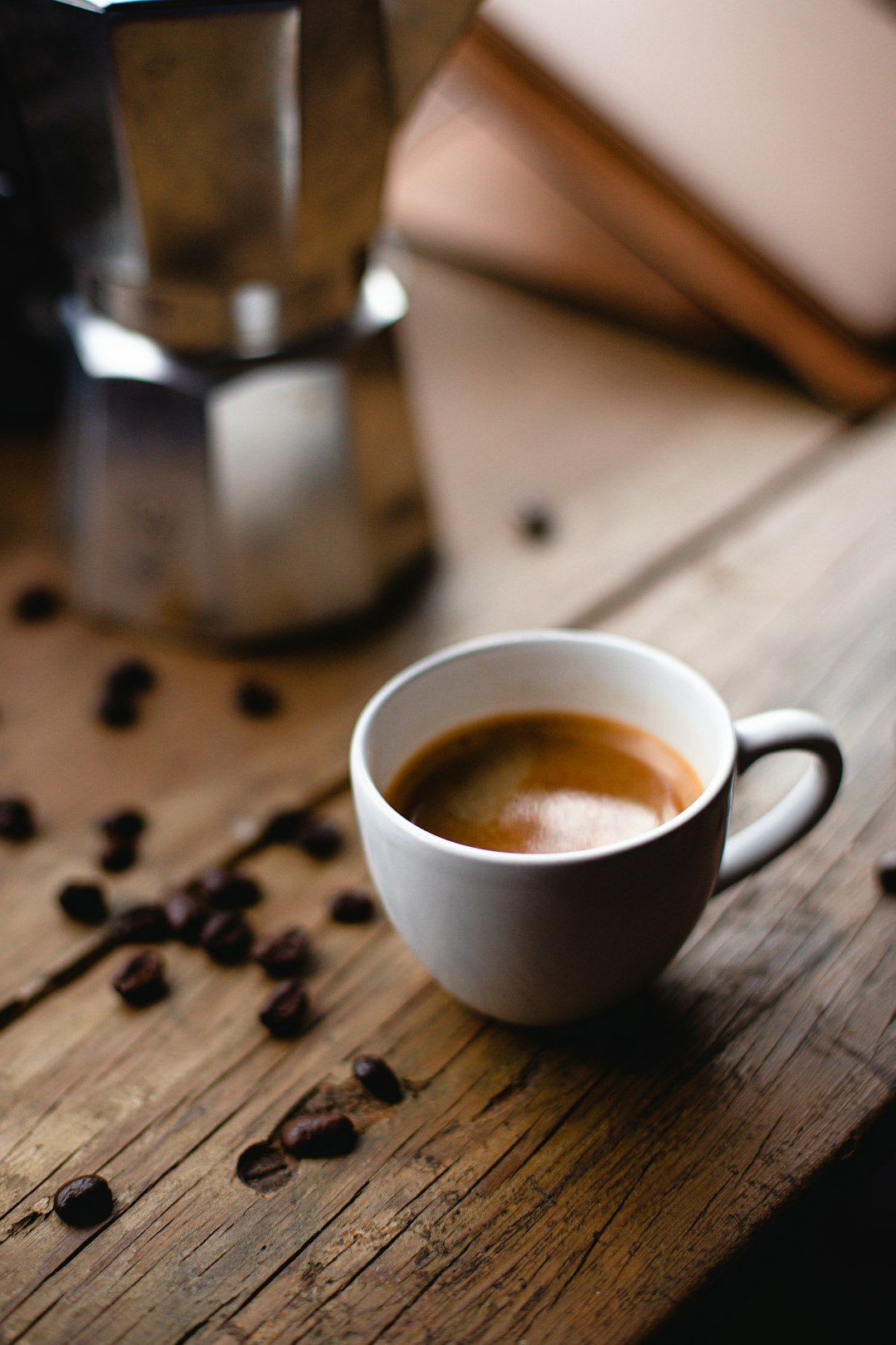 Hände gießen Milchschaum aus dem Thermomix in eine Kaffeetasse, um Latte Art zu kreieren und die perfekte Konsistenz zu zeigen. | Foto: Andres Vera