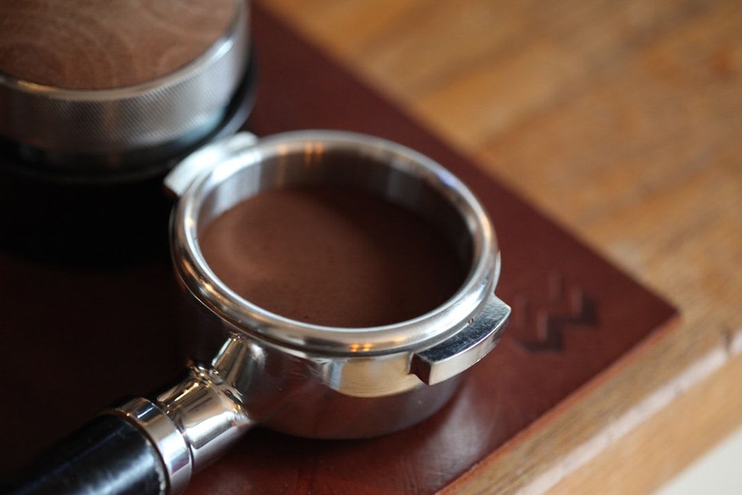 Der perfekte Espresso-Puck: Warum Ausklopfen und Sauberkeit den nächsten Shot retten