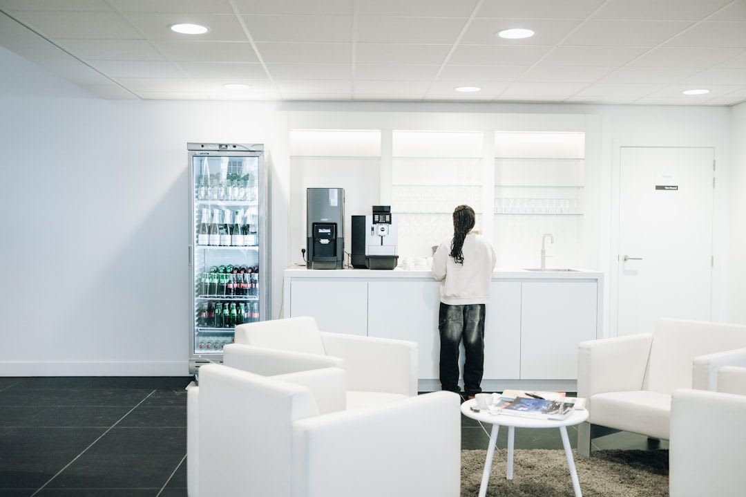 Jura Milchsystemreiniger in der Flasche für die gründliche Pflege und Reinigung des Milchkreislaufs der Kaffeemaschine. | Foto: serjan midili