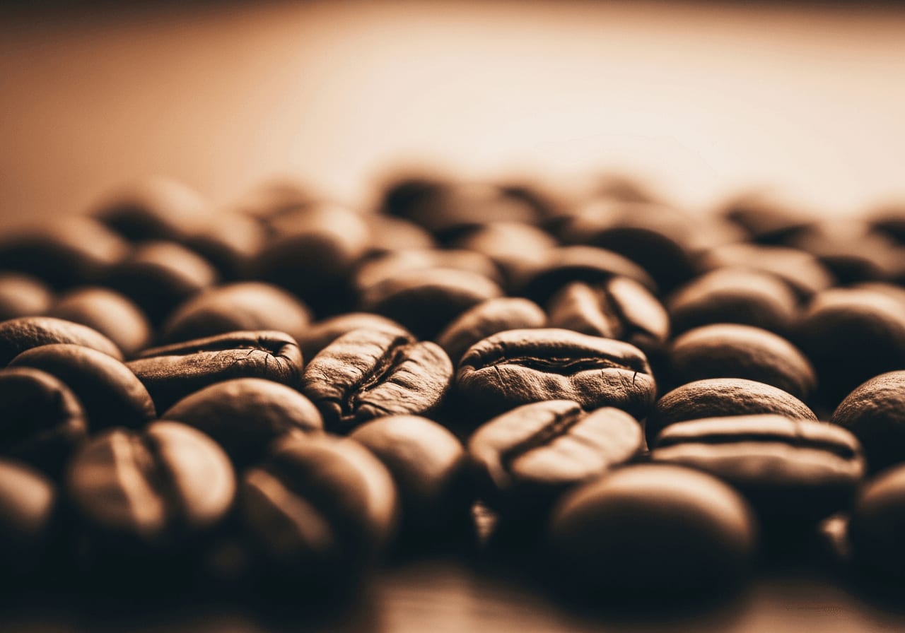 Gruppe dunkel gerösteter Kaffeebohnen, warmes Licht, Nahaufnahme
