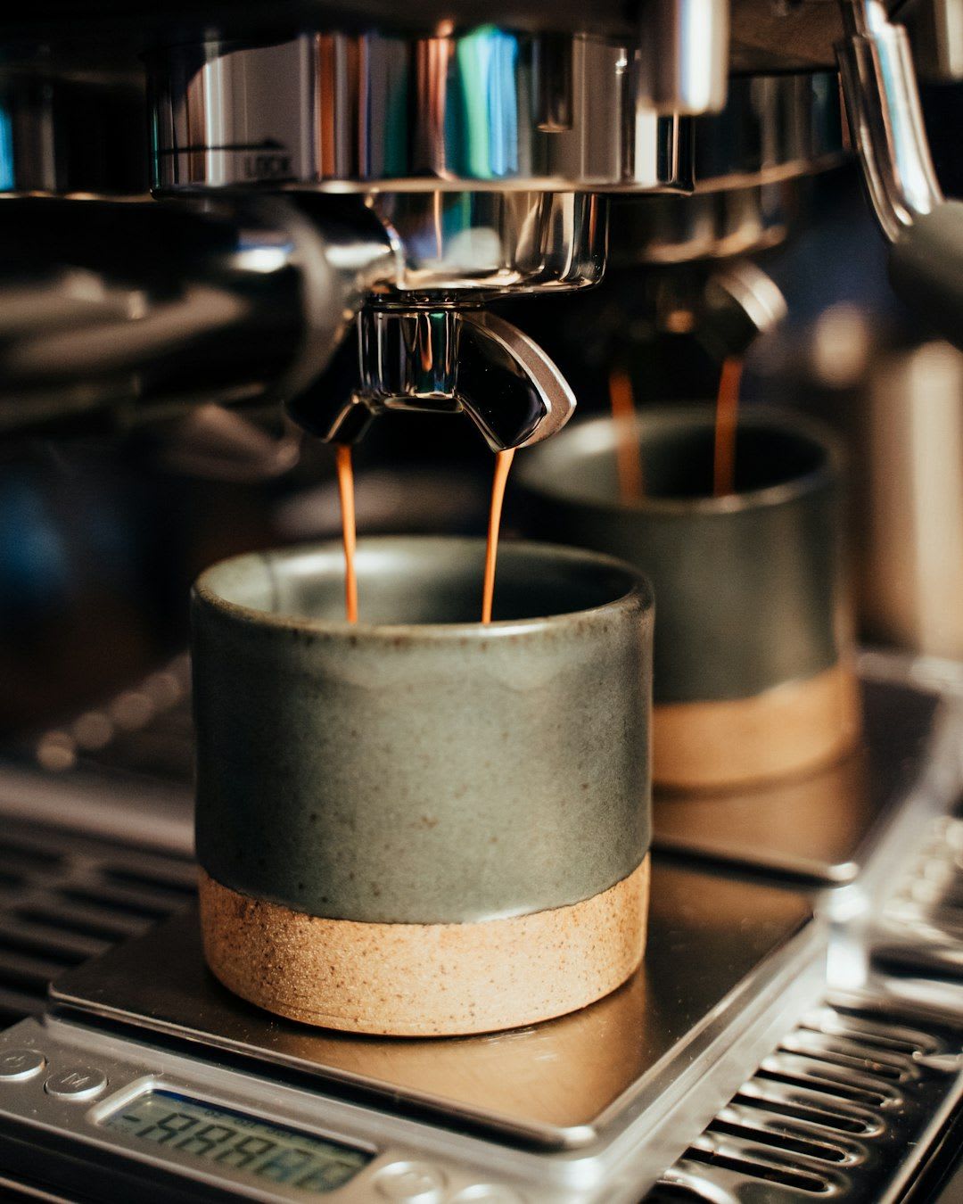 Eine digitale Kaffeewaage zur genauen Dosierung, ein unverzichtbares Zubehör für die Siebträgermaschine für Einsteiger. | Foto: Luke Porter
