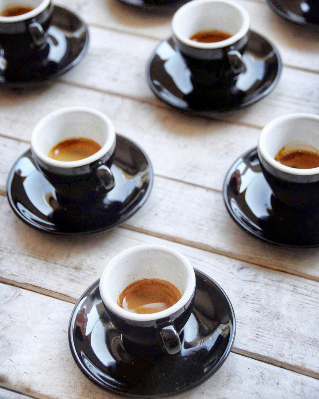 Die ideale Cappuccinotasse laut Tassen-Guide: Eine weite, bauchige Form, die sich perfekt für Latte Art eignet. | Foto: Laura Seidlitz