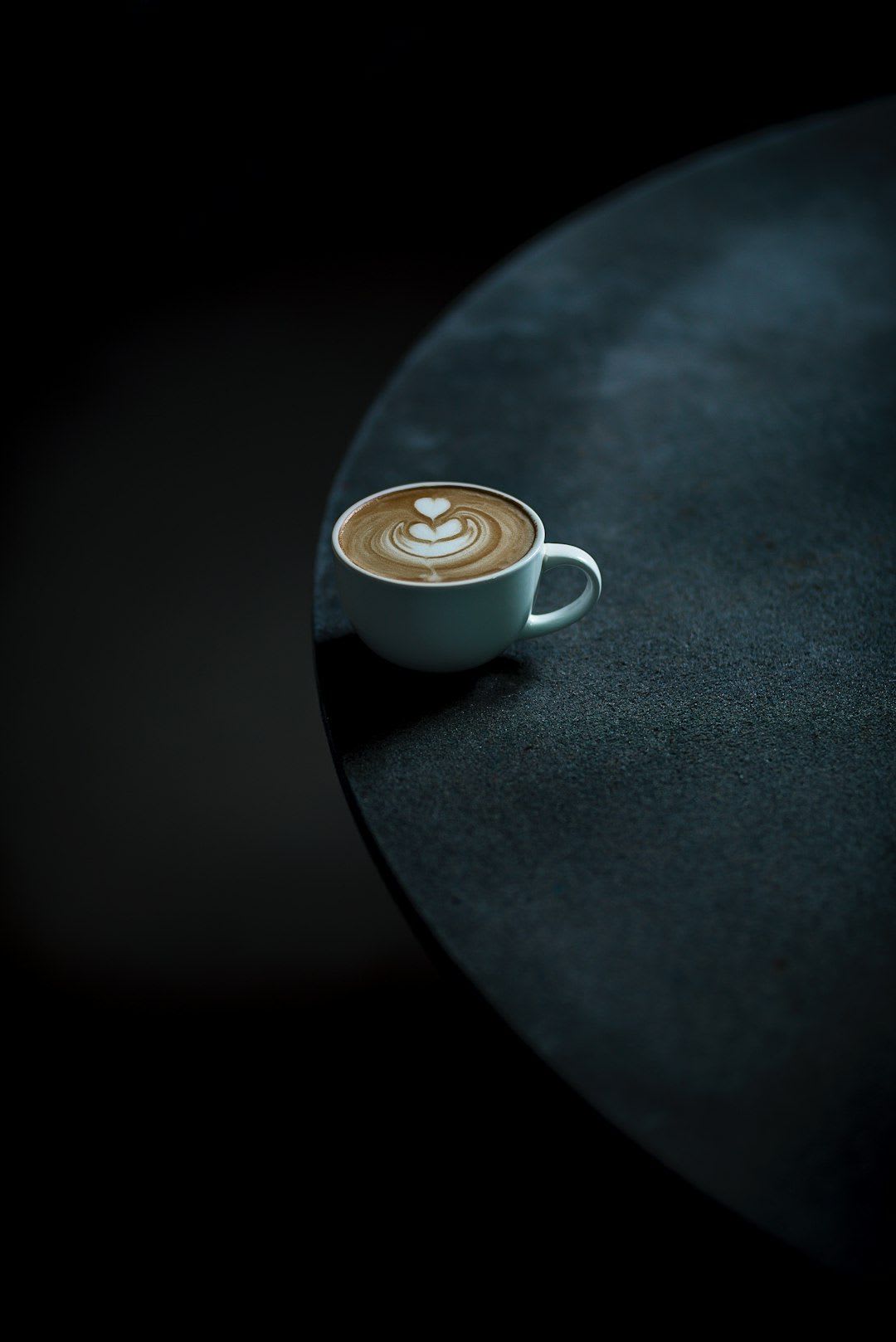Die richtige Cappuccinotasse für Latte Art: Barista gießt Milchschaum in eine weite, halbrunde Tasse und kreiert ein Muster. | Foto: Ardalan Hamedani