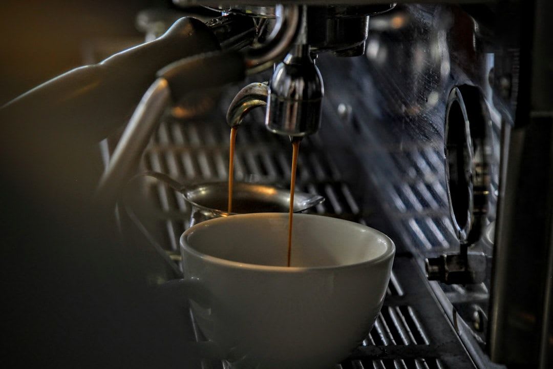 Ein gleichmäßiger Wasserstrahl nach der Entlüftung, weil die Tchibo Kaffeevollautomat Entkalkung nicht stoppte. | Foto: GC Libraries Creative Tech Lab