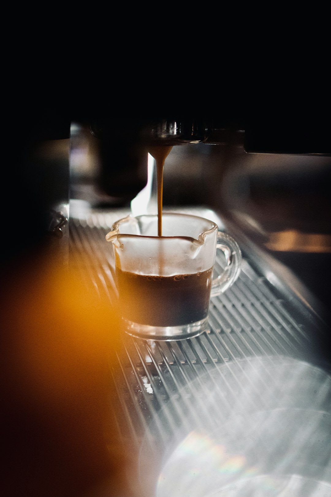 Reinigung des verkalkten Wasserstandssensors, wenn die Tchibo Kaffeevollautomat Entkalkung nicht stoppt. | Foto: Rich Gascho
