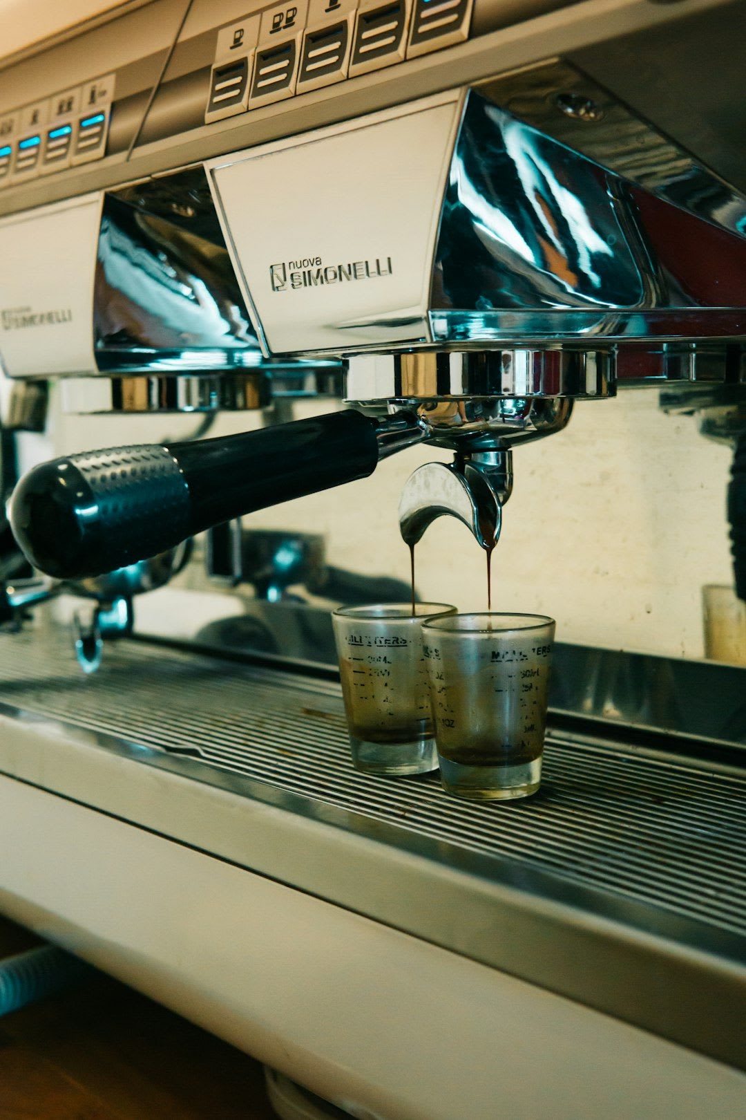 Vergleich von Single und Double Shot Siebkörben für einen Espresso Siebträger zur Bestimmung der Kaffeemenge. | Foto: Aviv Rachmadian