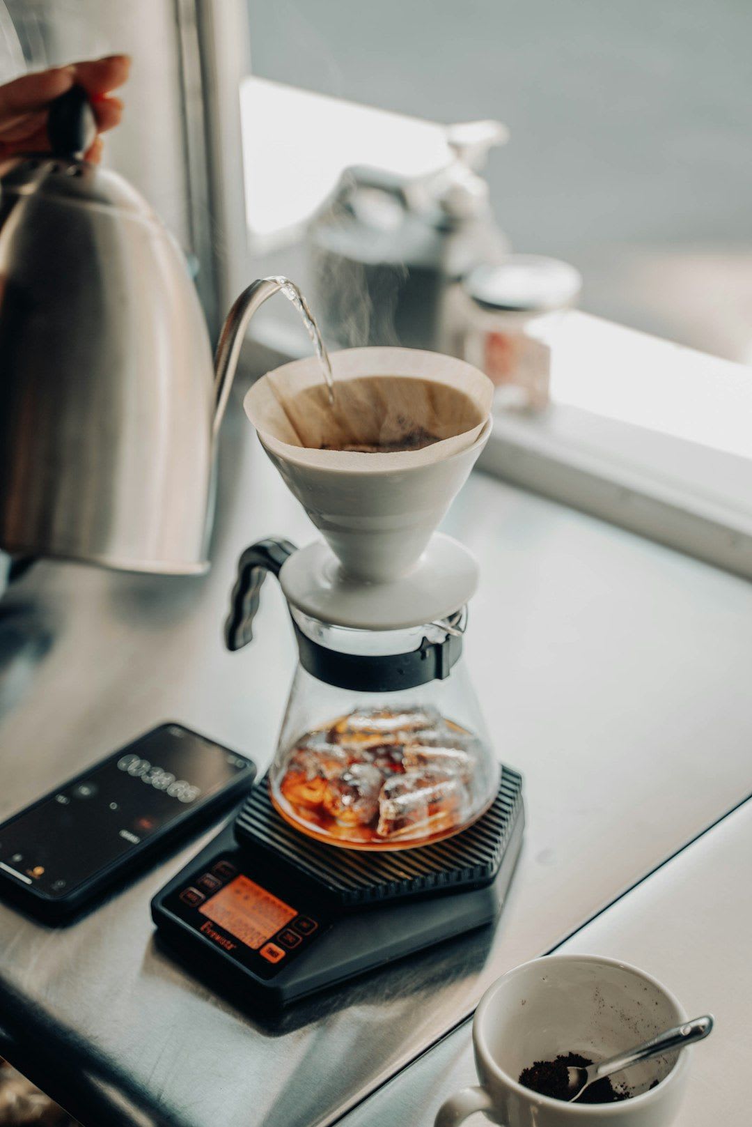 Eine digitale Kaffeewaage misst die exakte Grammzahl Kaffee für den Espresso Siebträger, ein Muss für Präzision. | Foto: Yitzhak Rodriguez