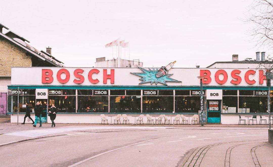 Schritt 1 der Bosch Sensor Control Filter Reinigung: Grober Schmutz wird aus dem Filter vorsichtig ausgeklopft. | Foto: Christian Werther