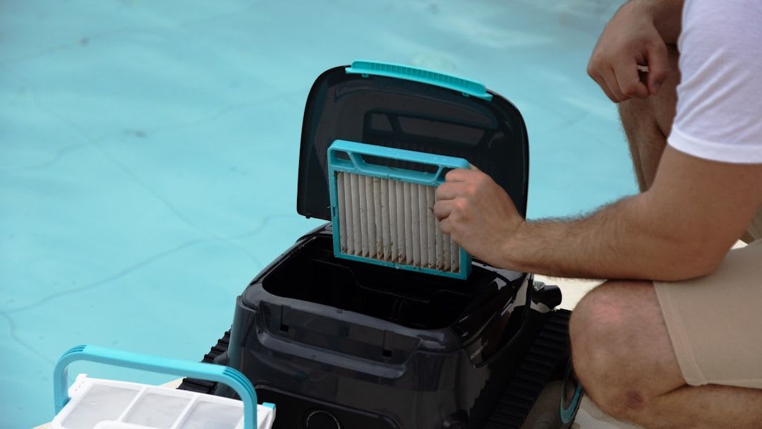 Falsche Methode beim Filter reinigen: Aggressive Reinigungsmittel neben dem Filter des Bosch Unlimited 7 die das Material beschädigen. | Foto: Aiper Pool Cleaner