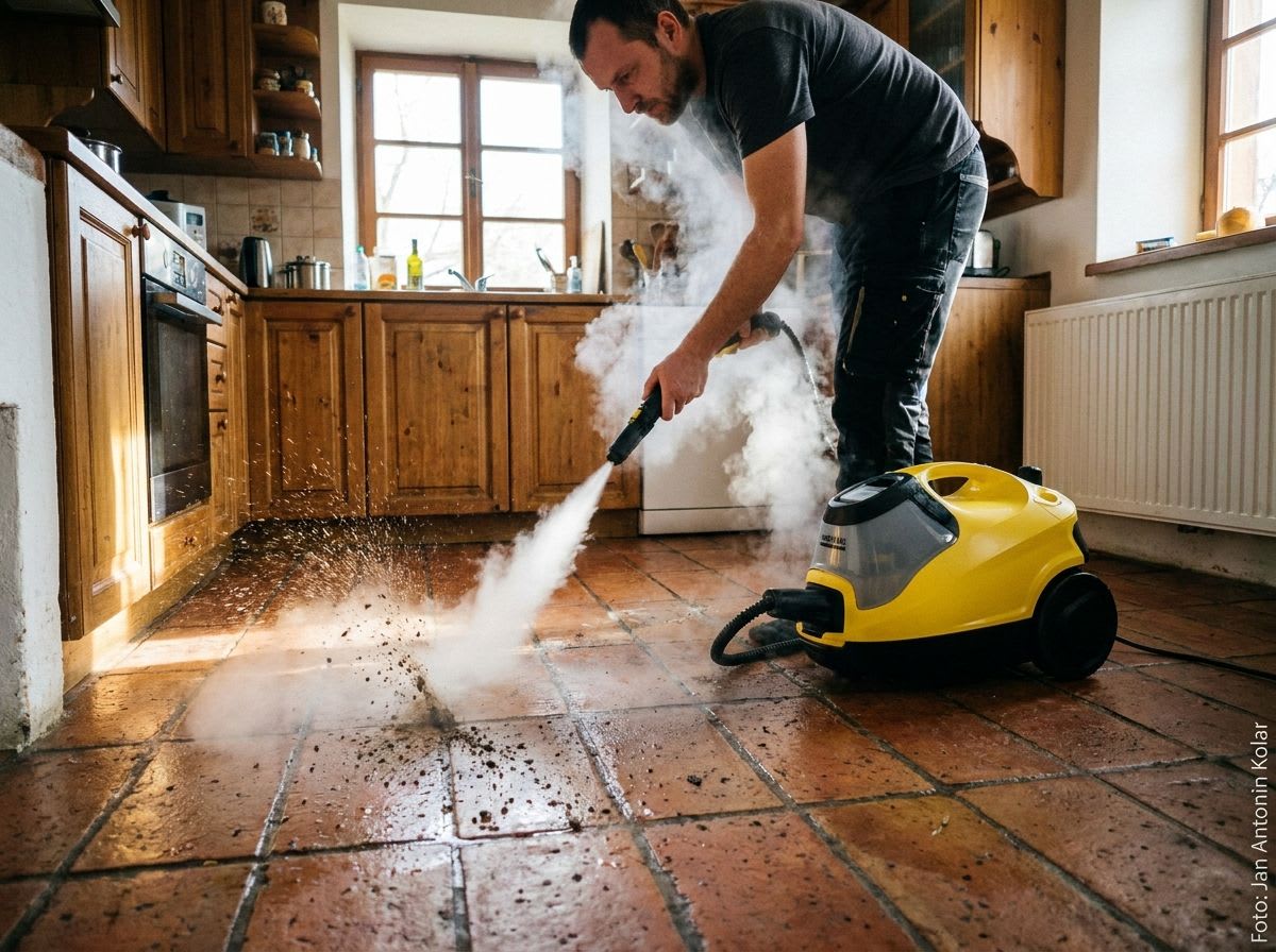 Ein Dampfreiniger für Fliesen löst mit gezieltem Dampfstrahl hartnäckigen Schmutz aus den Fugen eines Küchenbodens. | Foto: Jan Antonin Kolar