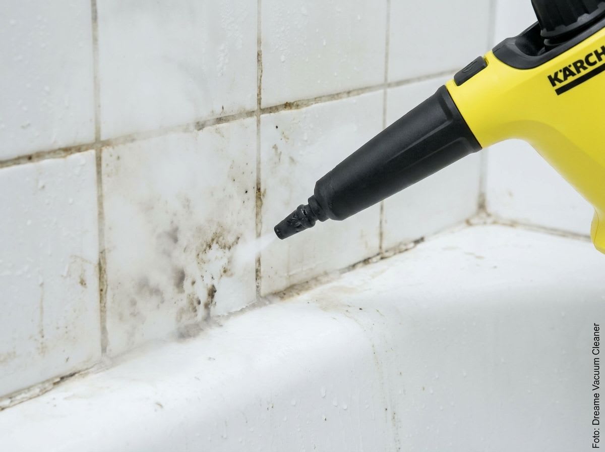 Die Punktstrahldüse eines Kärcher Dampfreinigers löst mit heißem Dampf hartnäckigen Schmutz aus Fliesenfugen im Badezimmer. | Foto: Dreame Vacuum Cleaner