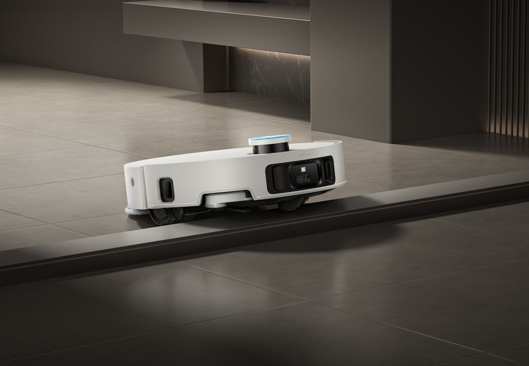 Nahaufnahme der Multifunktionsstation des Dreame Aqua 10 Ultra Saugroboters, die die Wischmopps mit heißem Wasser reinigt. | Foto: Dreame Vacuum Cleaner